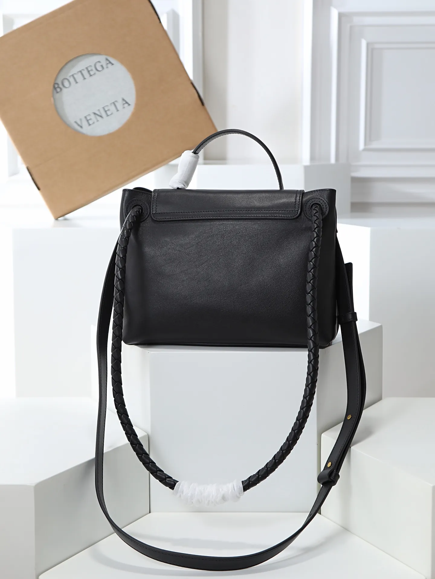 1150. Bottega Veneta's latest Ciao Ciao bag is a two-way flap handbag in silky cowhide, decorated with signature twist details, hidden hook closure, the flap can be fastened to the front, or connected to the INTRECCIATO woven internal pocket, with an adjustable and removable crossbody strap, an internal compartment, and a zippered pocket. The surprise flap has various shapes. Style 1 - Cover the bag surface, exposing the knot and knot decoration. Style 2 - Place the flap inside the bag. A buckle is also designed. Style 3 - The U-shaped position of the top handle in the hand bag. Style No.: 835835 Size: 26*19*10.5cm